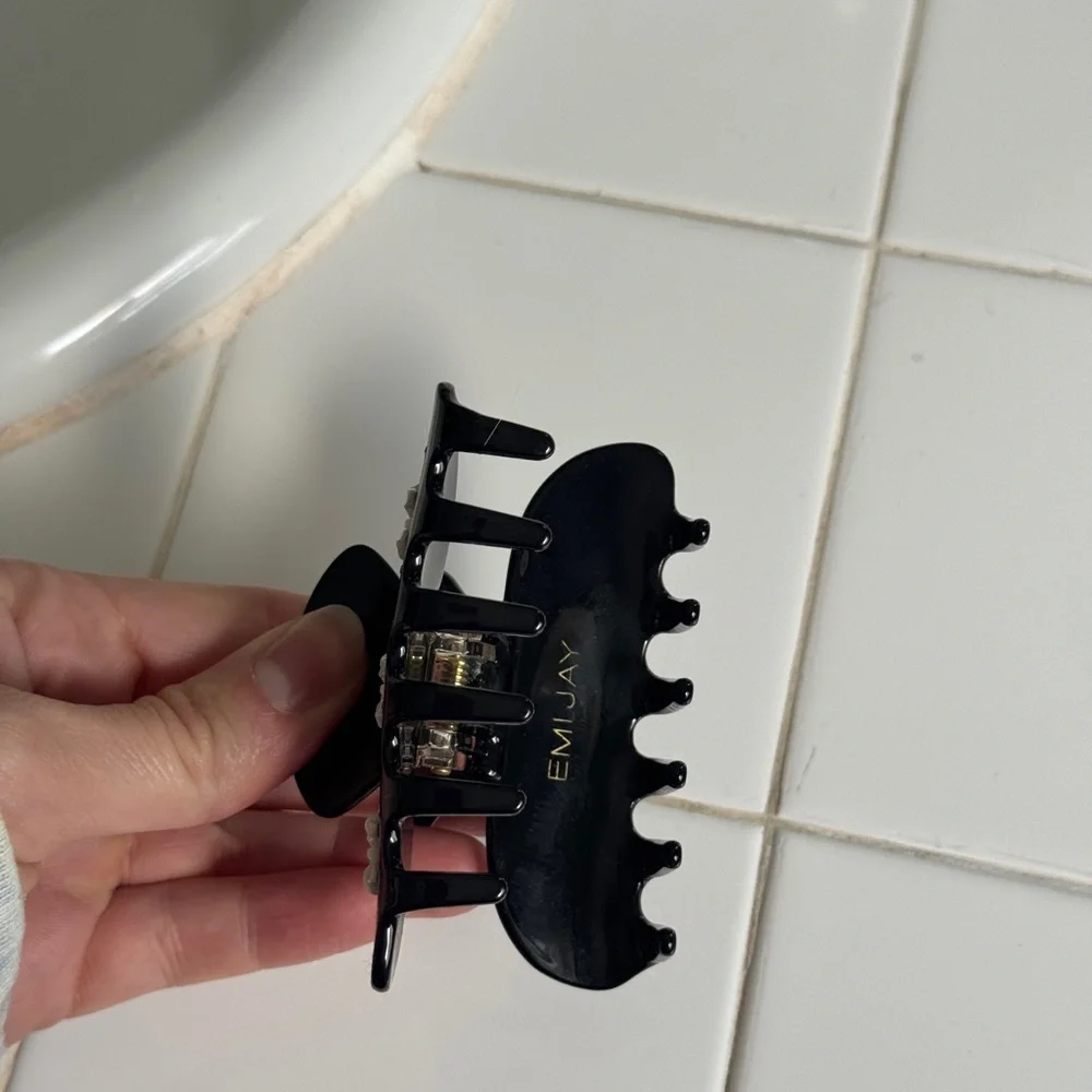 Emi Jay bow claw clip in black - Picture 3 of 4